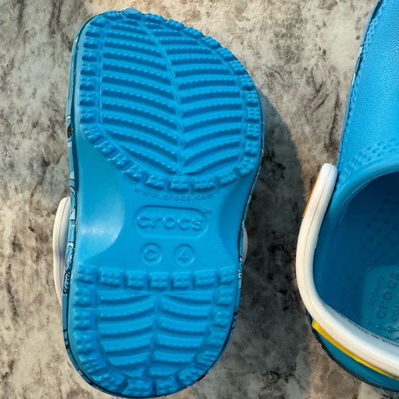 Size 4 toddler crocs - Picture 3 of 4